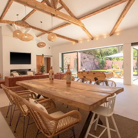 Villa De 300m² Proche De La Plage