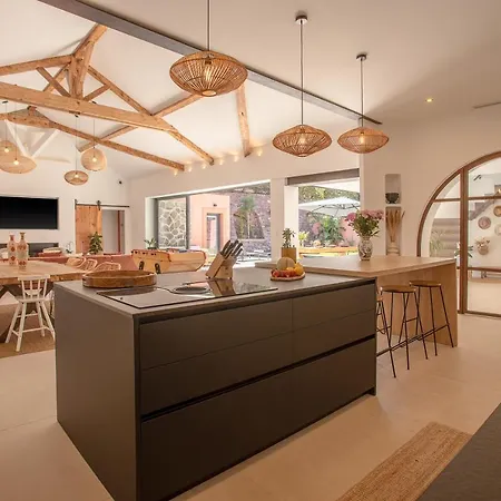 De 300m² Proche De La Plage Saint-Raphael (Var)