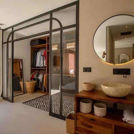De 300m² Proche De La