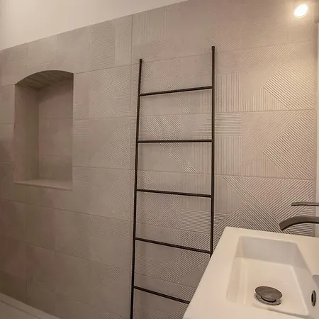 De 300m² Proche De La