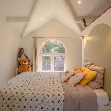 Villa De 300m² Proche De La Plage Saint-Raphael (Var)